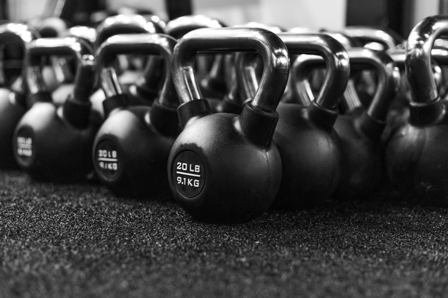 Rangée de kettlebells alignées