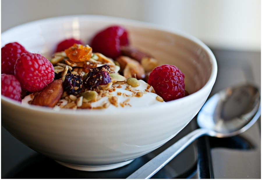 Collation : yaourt nature, fruits rouges et oléagineux