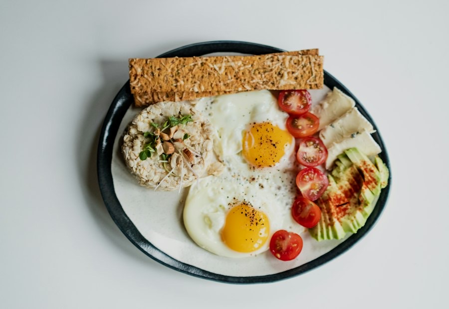 Petit-déjeuner : œufs, crudités et pain complet