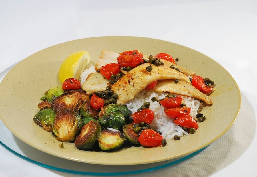Déjeuner : poisson, riz et légumes rôtis