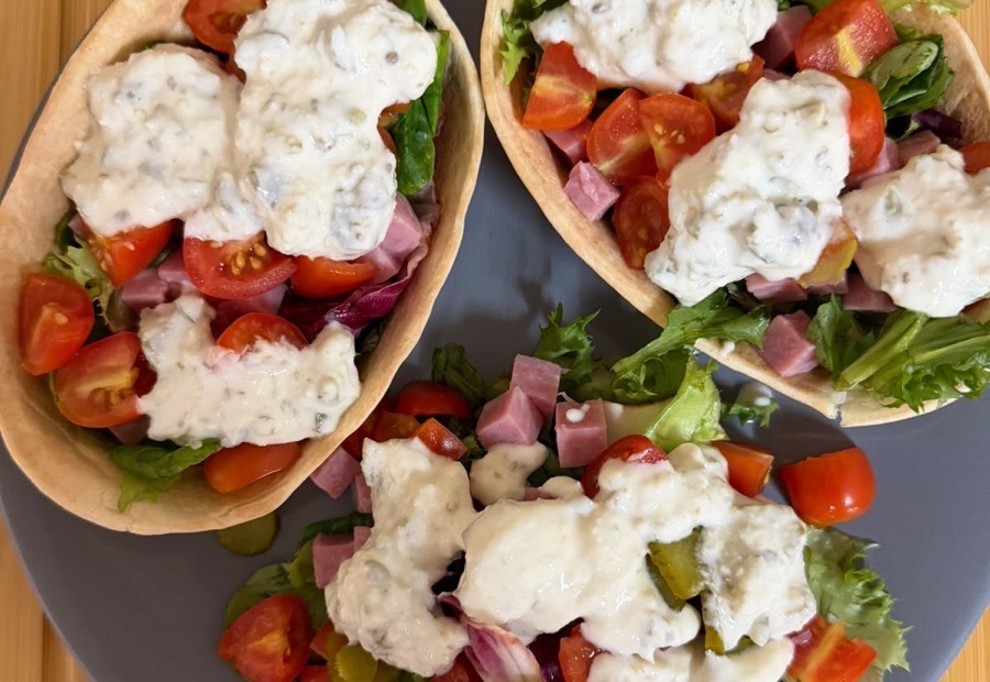 Dîner : coupelles de salade, jambon, tomates et crudités