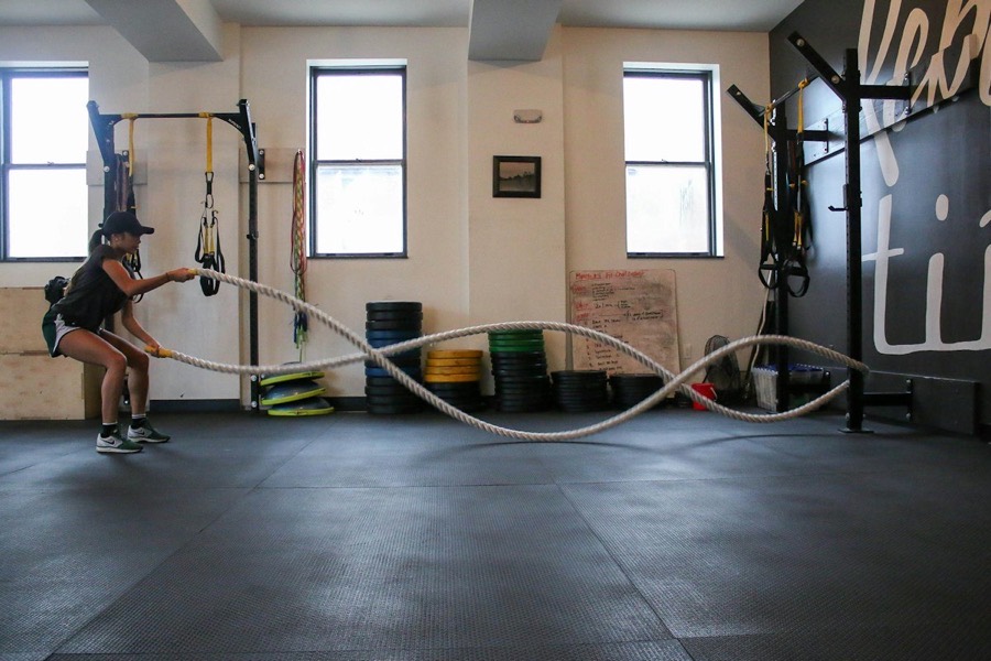 Salle de sport lumineuse avec cordes d'entraînement